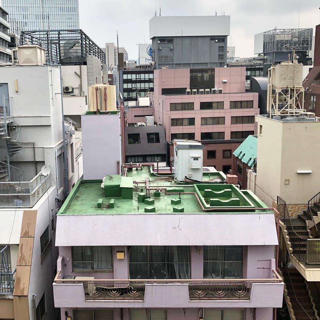 岡田育さんのインスタグラム写真 - (岡田育Instagram)「Good morning Tokyo! This density, this humidity. My posts are usually about three weeks delay, but this time I’ll try my best to be on real-time. . . 心を入れ替えて実況更新に努めます。じっとりしてるなー。昨晩着いてさっそく一件打ち合わせ、あまりの暑さに風呂が捗る。 . . #japan #日本 #tokyo #東京 #streetphotography #streetshot #instatravelgram #at6am」9月1日 6時38分 - okadaic