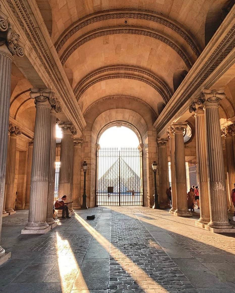 ルーブル美術館さんのインスタグラム写真 - (ルーブル美術館Instagram)「. 🇫🇷 Bon week-end à toutes et à tous ! 😊 Bravo @superlightopium pour cette lumineuse photo du musée ! ☀️ - 📸 Vous aussi, partagez vos plus belles photos en mentionnant #MuséeDuLouvre. Nous en partageons une chaque fin de semaine. - - - - 🌍 Have a good weekend all! 😊 Congrats @superlightopium for this great shot! ☀️ - 📸 You too, share your best pictures using #Louvre. We will repost one every weekend. . . . #30ansPyramide #PyramideDuLouvre #LouvrePyramid」9月1日 1時20分 - museelouvre