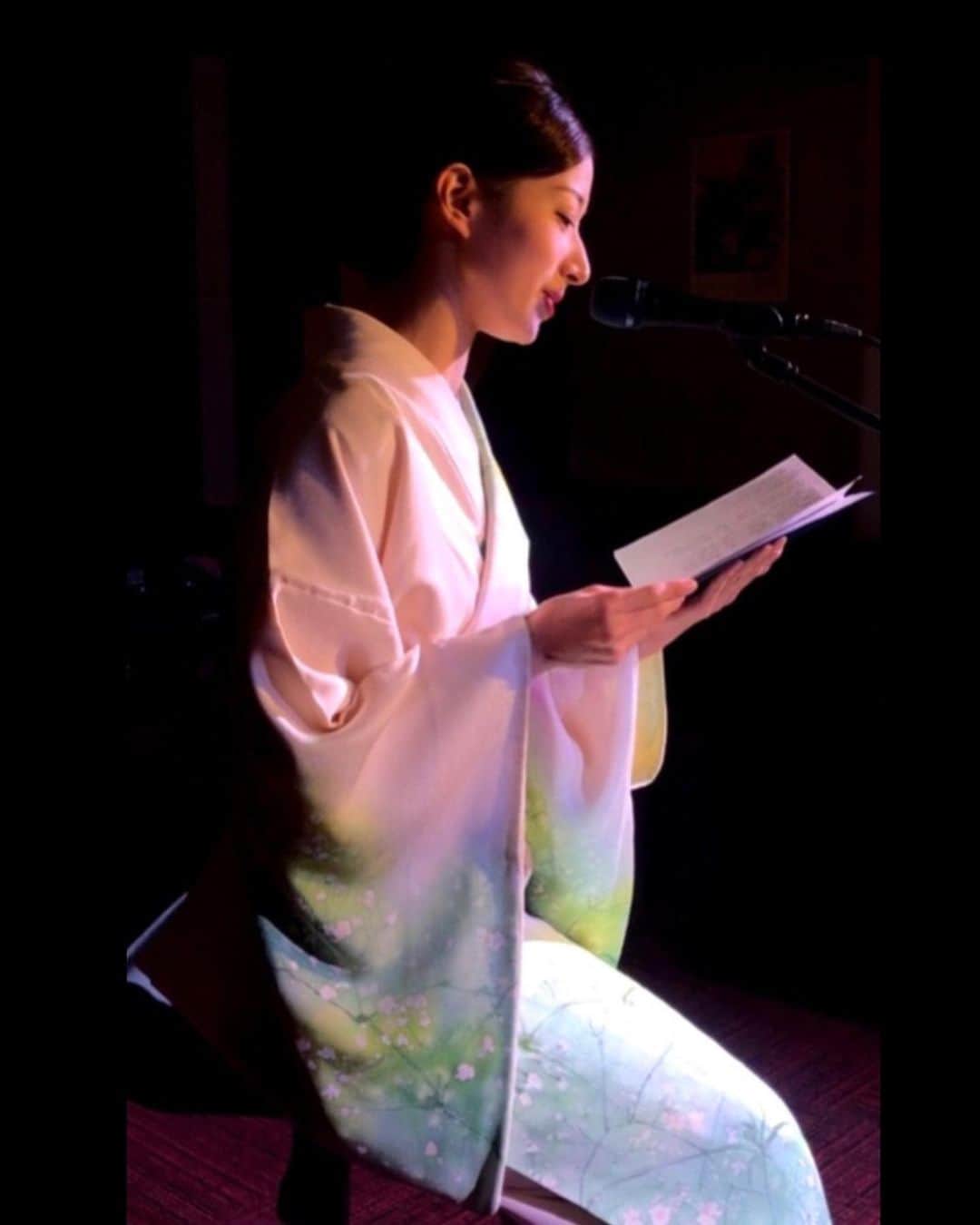 沢口千恵のインスタグラム：「構成演出しました 伶美うららひとり公演「万華鏡」終演しました。  第1部太宰治「葉桜と魔笛」と2部のショーの構成脚本演出をさせていただけてとっても楽しい2ヶ月でした。  ゆうり（伶美）とは、葉桜と魔笛のお芝居のお稽古から、ショーの構成やお衣装、物販のこともいっぱい打ち合わせして、ほんとうに多くのメールをやりとりしながら進めました。  ショーのお稽古では振付の小田島夏希先生とゆうりと３人でスタジオに入ってダンスの感情を練ったり、歌は優子先生と筋トレをしながら仕上げたり。  主演のゆうりは、芝居も歌もダンスもトークも盛りだくさんの独り公演、ほんとうに大変だったと思うのだけど、最後までいいものをつくろうとすることを一瞬もあきらめない、ずっと前を向き続ける姿は、公演の熱を産んでいたとおもいます。  普段はいつも穏やかで可愛くておもしろいゆうりだけど、公演を通してゆうりの熱さやかっこよさも知りました。  そんなゆうりが主演のこの公演は、スタッフもみんな笑いの絶えない優しい現場で、私もとても幸せでした^ - ^  写真のお着物は、私の友人に脚本を読んでもらって見立ててもらいました。  ほんとうに美しい！  友人のお父様が江戸友禅の絵付けの方でそのお父様の作品なのです。  白い着物が照明によって違う色に染まるとまた美しく、このお話をもらったときに、ゆうりのお客様に、ゆうりの和装も洋装も見ていただきたいという私の願いが叶いました。のんちゃんありがとう。  見ていただけなかったお客様にも、ぜひ見ていただきたいな。  またいつか！  ゆうりの黒蜥蜴も素敵だろうな…。 #伶美うらら #沢口千恵 #小田島夏希 #万華鏡 #Yuko #太宰治 #朗読」