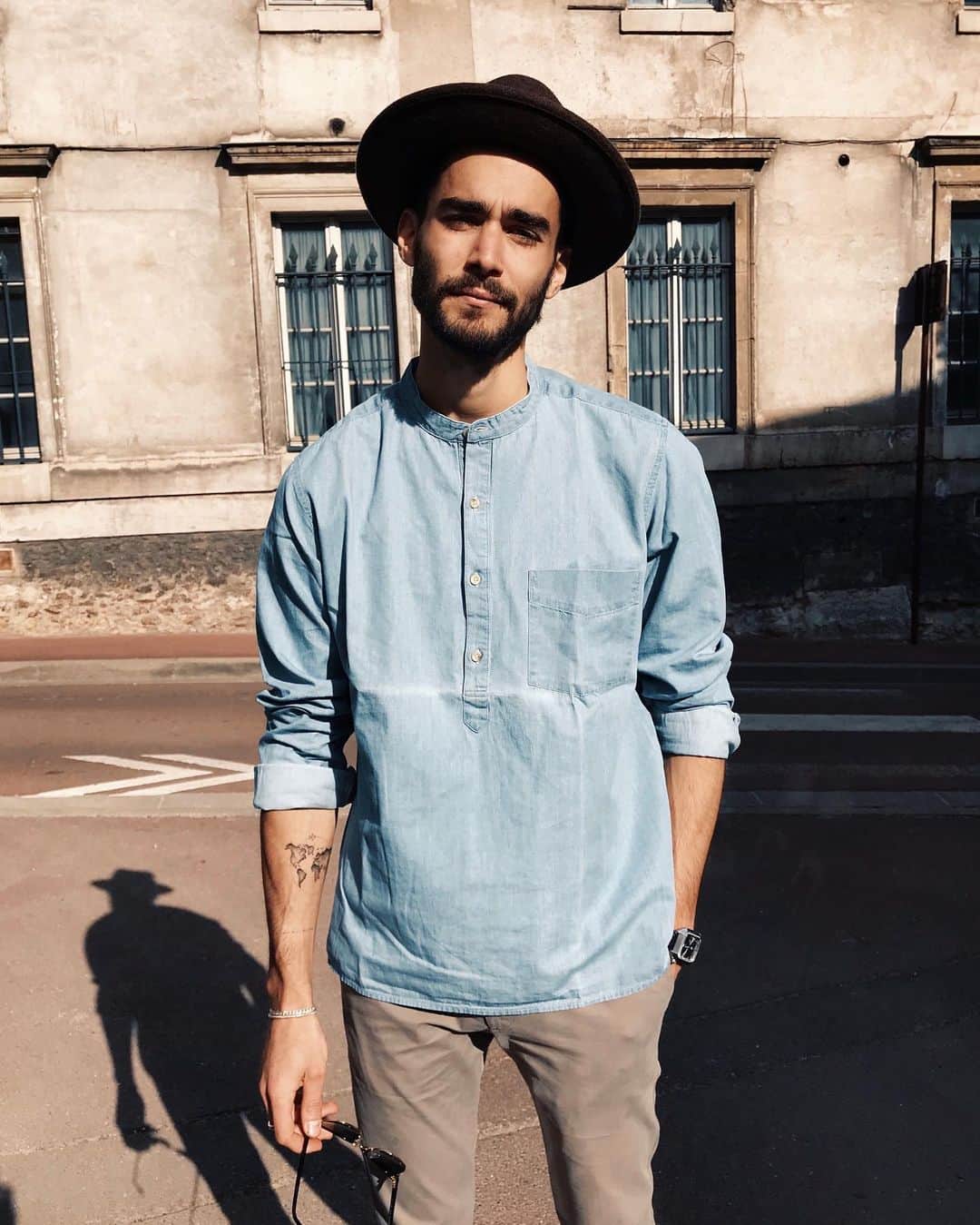 NICOLAS SIMOESのインスタグラム：「Sunny strolls ☀️✨」