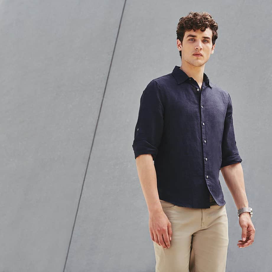 ペリーエリスのインスタグラム：「The Perry Ellis Untucked Shirt. Your effortless transition into fall starts with this wardrobe essential. #PerryEllis #LifeReadySince1976」