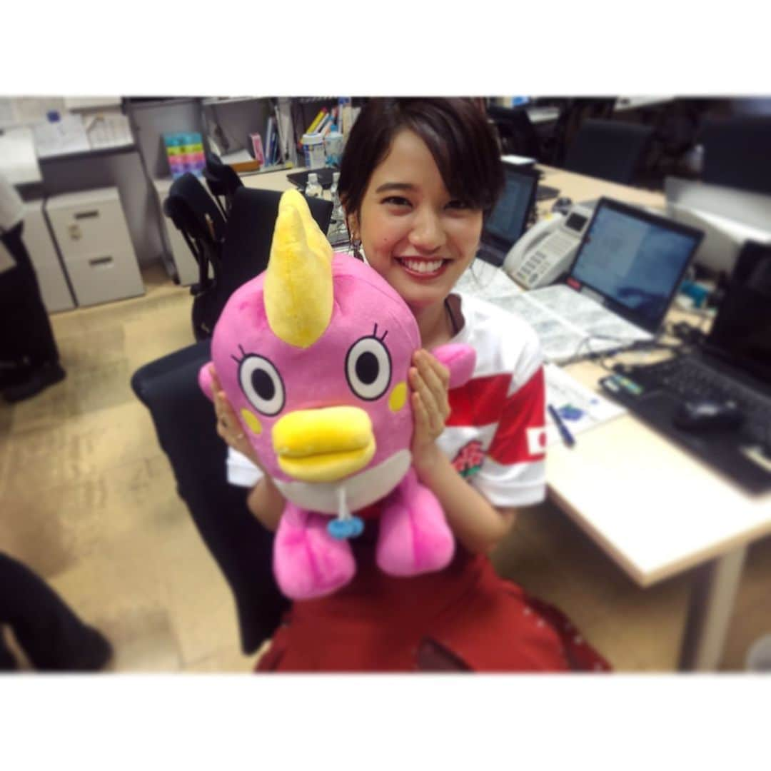 山崎紘菜さんのインスタグラム写真 - (山崎紘菜Instagram)「. 今週も日テレ「Going! Sports&News」 ありがとうございました！ 写真は気象センターにいる、 私とポツリン。 #ポツリン #日テレ#Going! #ステキな週末を🤤💤」9月1日 1時40分 - hirona_yamazaki