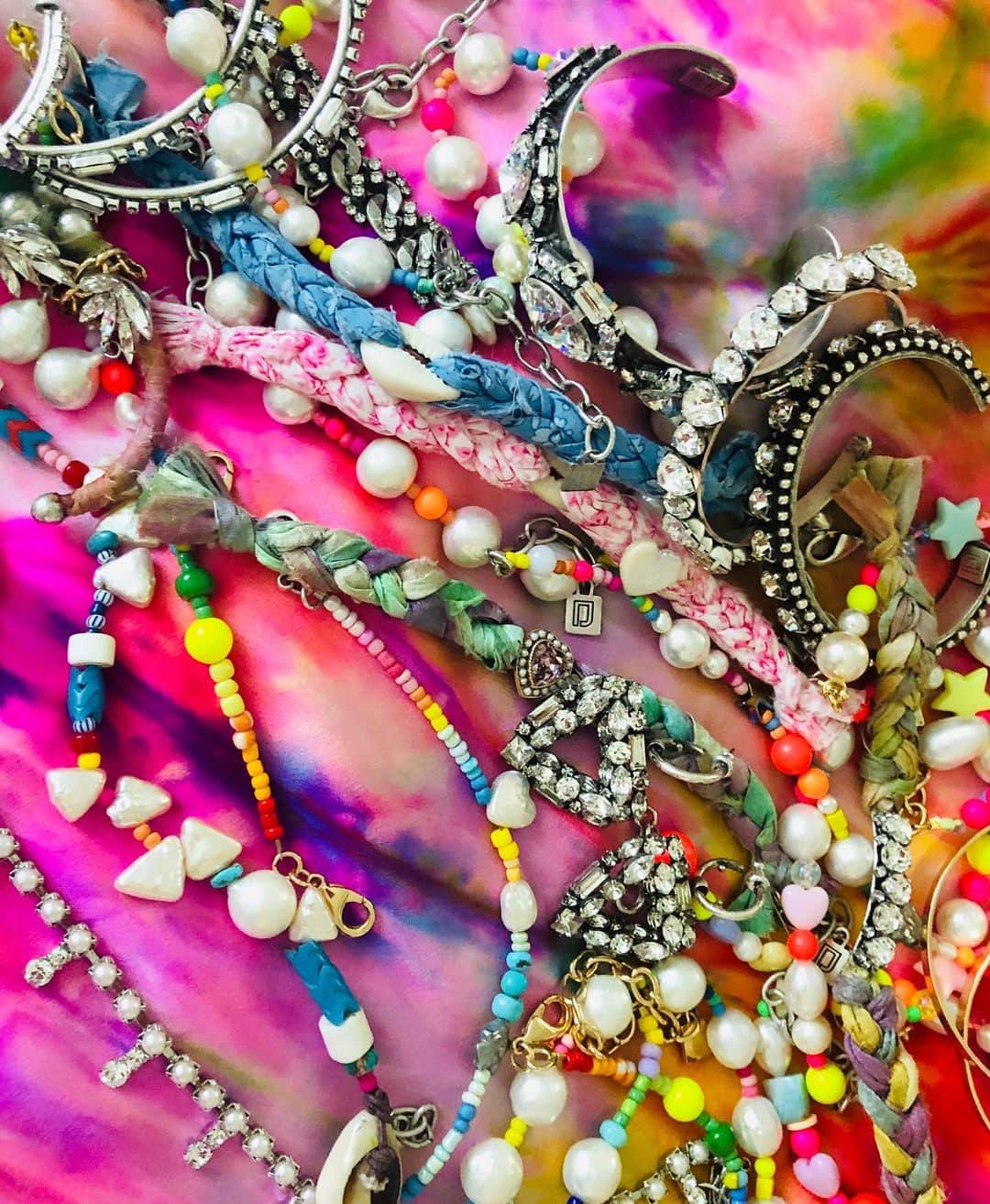 ダニジョーのインスタグラム：「You CAN have it all 💓 Don’t forget to use code LABOR20 to get 20% off jewelry sitewide! 🌈🙌🏼」
