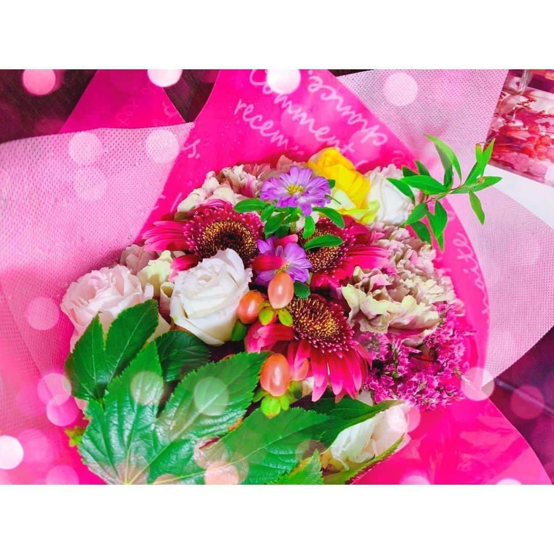 小島みなみさんのインスタグラム写真 - (小島みなみInstagram)「. . #お花 って みてるだけで幸せだよね☺️🌼 . . . #花束 #花のある暮らし #やっぱりピンクが好き #ピンクの花 #花」9月1日 1時42分 - kojima_minami_373