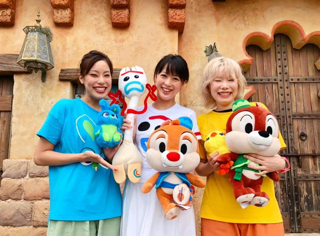 藤本真未さんのインスタグラム写真 - (藤本真未Instagram)「* トイストーリー4コーデでDisneySea🌏✨ * アブーズバザールでぬいぐるみもゲット🐿🐿❤️ * アプリでファストパスを取れるようになって、 ノンストレスで遊びました🙌 事前に作戦を一緒に練ってくれる優しい親友にも感謝✨ 効率よく楽しめました☺️💕 もう少しpostしますが、お付き合いください🙏 * スケジュールは⬇️ ✔︎トイストーリー マニア！ ✔︎カフェ(2時間)😋 ✔︎ミニーグリーティング🐭🎀 ✔︎アブーズバザール ×2 ✔︎うきわまん😋 ✔︎シェリーメイグリーティング🐻🎀 ✔︎センターオブジアース(FP) ✔︎マーメイドラグーンシアター🐚 ✔︎フランダーのフライングフィッシュコースター ✔︎スカットルのスクーター ✔︎マゼランズ ソアリンコラボディナー🍽😋 ✔︎ソアリン ファンタスティックフライト(FP) ✔︎インディージョーンズアドベンチャー(FP) ✔︎マジックランプシアター(FP) ✔︎アブーズバザール ×1 ✔︎タワー・オブ・テラー(FP)※私は留守番🙅‍♀️笑 ✔︎ショッピング🧸 * 完璧すぎたかと思います🤩笑 みんなありがとう❤️💛💚💙💜 * #東京ディズニーシー #ディズニーシー #TokyoDisneySea #DisneySea #ディズニーバウンド #バウンドコーデ #トイストーリーバウンド #フォーキーバウンド #トイストーリーコーデ #ダッキー #バニー #フォーキー #ディズニーコーデ #toystory #アブーズバザール #トイストーリー4 #ソアリン アトラクションが終わった後、 全員で#拍手喝采 素晴らしい#新アトラクション #アナウンサー #藤本真未」9月1日 1時44分 - manamifujimoto108