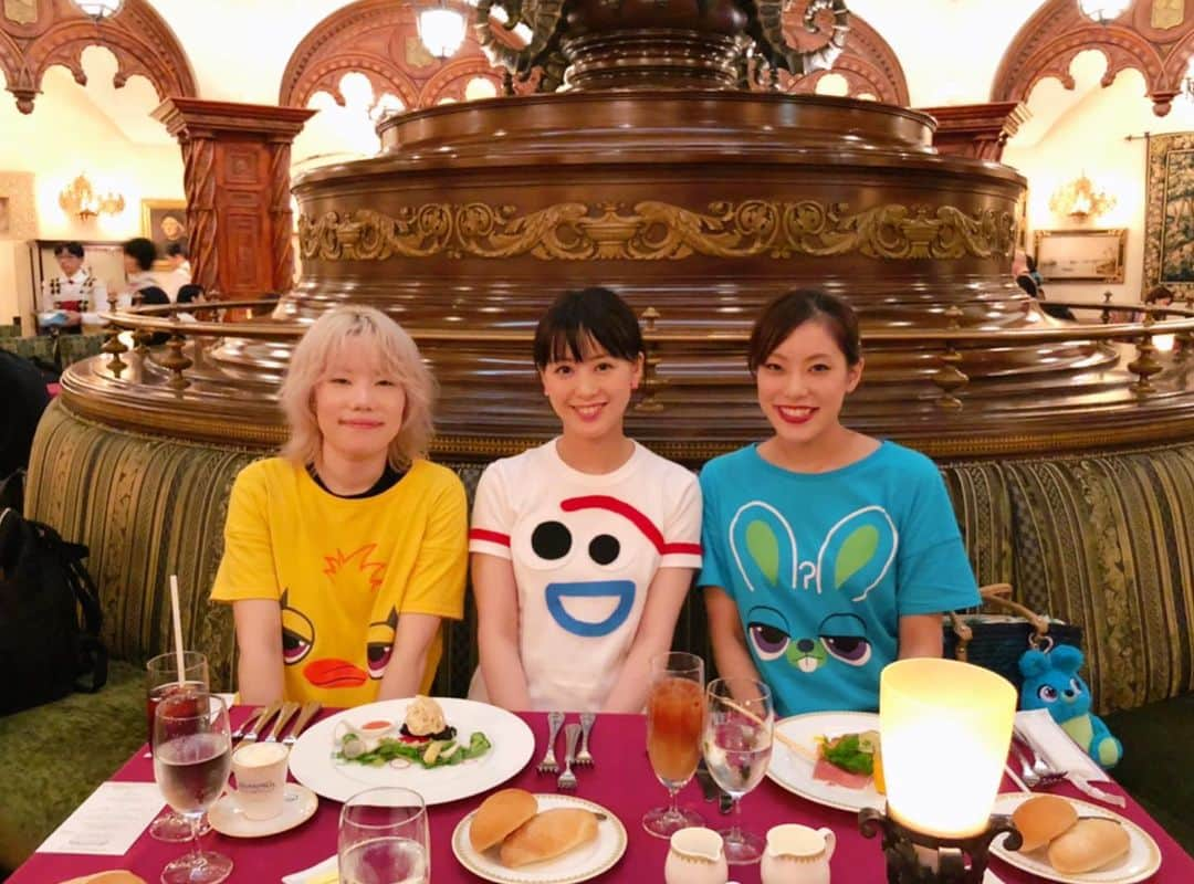 藤本真未さんのインスタグラム写真 - (藤本真未Instagram)「* トイストーリー4コーデでDisneySea🌏✨ * アブーズバザールでぬいぐるみもゲット🐿🐿❤️ * アプリでファストパスを取れるようになって、 ノンストレスで遊びました🙌 事前に作戦を一緒に練ってくれる優しい親友にも感謝✨ 効率よく楽しめました☺️💕 もう少しpostしますが、お付き合いください🙏 * スケジュールは⬇️ ✔︎トイストーリー マニア！ ✔︎カフェ(2時間)😋 ✔︎ミニーグリーティング🐭🎀 ✔︎アブーズバザール ×2 ✔︎うきわまん😋 ✔︎シェリーメイグリーティング🐻🎀 ✔︎センターオブジアース(FP) ✔︎マーメイドラグーンシアター🐚 ✔︎フランダーのフライングフィッシュコースター ✔︎スカットルのスクーター ✔︎マゼランズ ソアリンコラボディナー🍽😋 ✔︎ソアリン ファンタスティックフライト(FP) ✔︎インディージョーンズアドベンチャー(FP) ✔︎マジックランプシアター(FP) ✔︎アブーズバザール ×1 ✔︎タワー・オブ・テラー(FP)※私は留守番🙅‍♀️笑 ✔︎ショッピング🧸 * 完璧すぎたかと思います🤩笑 みんなありがとう❤️💛💚💙💜 * #東京ディズニーシー #ディズニーシー #TokyoDisneySea #DisneySea #ディズニーバウンド #バウンドコーデ #トイストーリーバウンド #フォーキーバウンド #トイストーリーコーデ #ダッキー #バニー #フォーキー #ディズニーコーデ #toystory #アブーズバザール #トイストーリー4 #ソアリン アトラクションが終わった後、 全員で#拍手喝采 素晴らしい#新アトラクション #アナウンサー #藤本真未」9月1日 1時44分 - manamifujimoto108