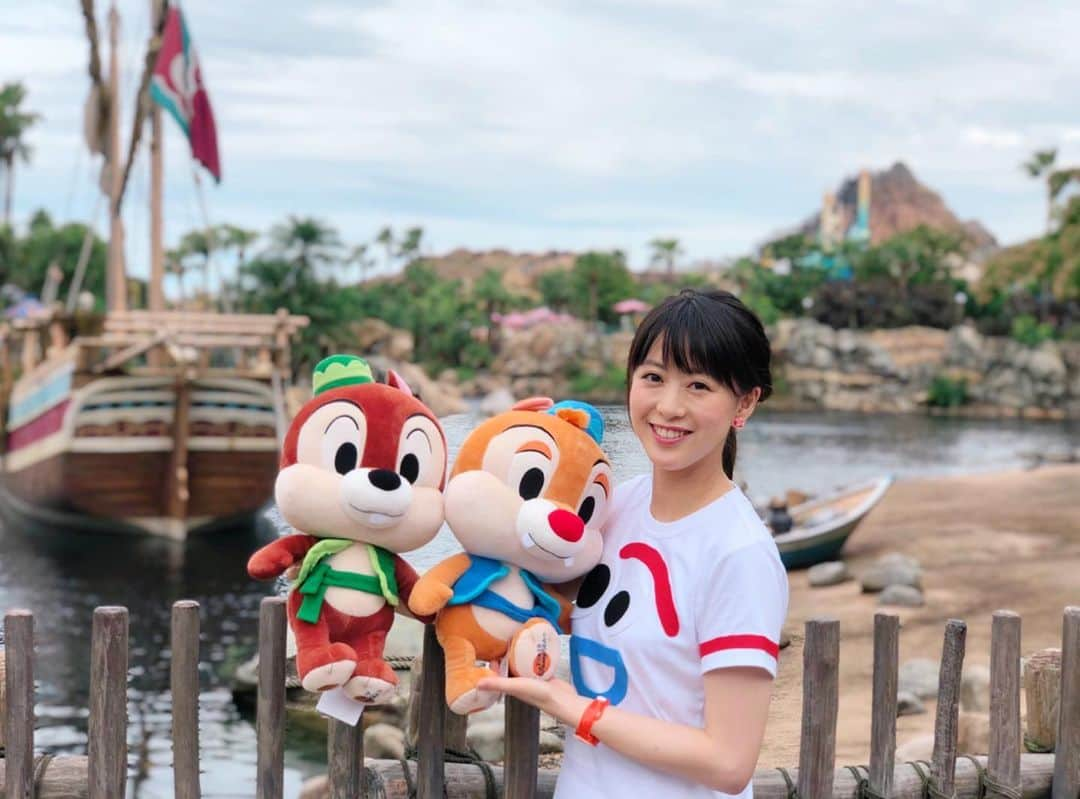 藤本真未さんのインスタグラム写真 - (藤本真未Instagram)「* トイストーリー4コーデでDisneySea🌏✨ * アブーズバザールでぬいぐるみもゲット🐿🐿❤️ * アプリでファストパスを取れるようになって、 ノンストレスで遊びました🙌 事前に作戦を一緒に練ってくれる優しい親友にも感謝✨ 効率よく楽しめました☺️💕 もう少しpostしますが、お付き合いください🙏 * スケジュールは⬇️ ✔︎トイストーリー マニア！ ✔︎カフェ(2時間)😋 ✔︎ミニーグリーティング🐭🎀 ✔︎アブーズバザール ×2 ✔︎うきわまん😋 ✔︎シェリーメイグリーティング🐻🎀 ✔︎センターオブジアース(FP) ✔︎マーメイドラグーンシアター🐚 ✔︎フランダーのフライングフィッシュコースター ✔︎スカットルのスクーター ✔︎マゼランズ ソアリンコラボディナー🍽😋 ✔︎ソアリン ファンタスティックフライト(FP) ✔︎インディージョーンズアドベンチャー(FP) ✔︎マジックランプシアター(FP) ✔︎アブーズバザール ×1 ✔︎タワー・オブ・テラー(FP)※私は留守番🙅‍♀️笑 ✔︎ショッピング🧸 * 完璧すぎたかと思います🤩笑 みんなありがとう❤️💛💚💙💜 * #東京ディズニーシー #ディズニーシー #TokyoDisneySea #DisneySea #ディズニーバウンド #バウンドコーデ #トイストーリーバウンド #フォーキーバウンド #トイストーリーコーデ #ダッキー #バニー #フォーキー #ディズニーコーデ #toystory #アブーズバザール #トイストーリー4 #ソアリン アトラクションが終わった後、 全員で#拍手喝采 素晴らしい#新アトラクション #アナウンサー #藤本真未」9月1日 1時44分 - manamifujimoto108