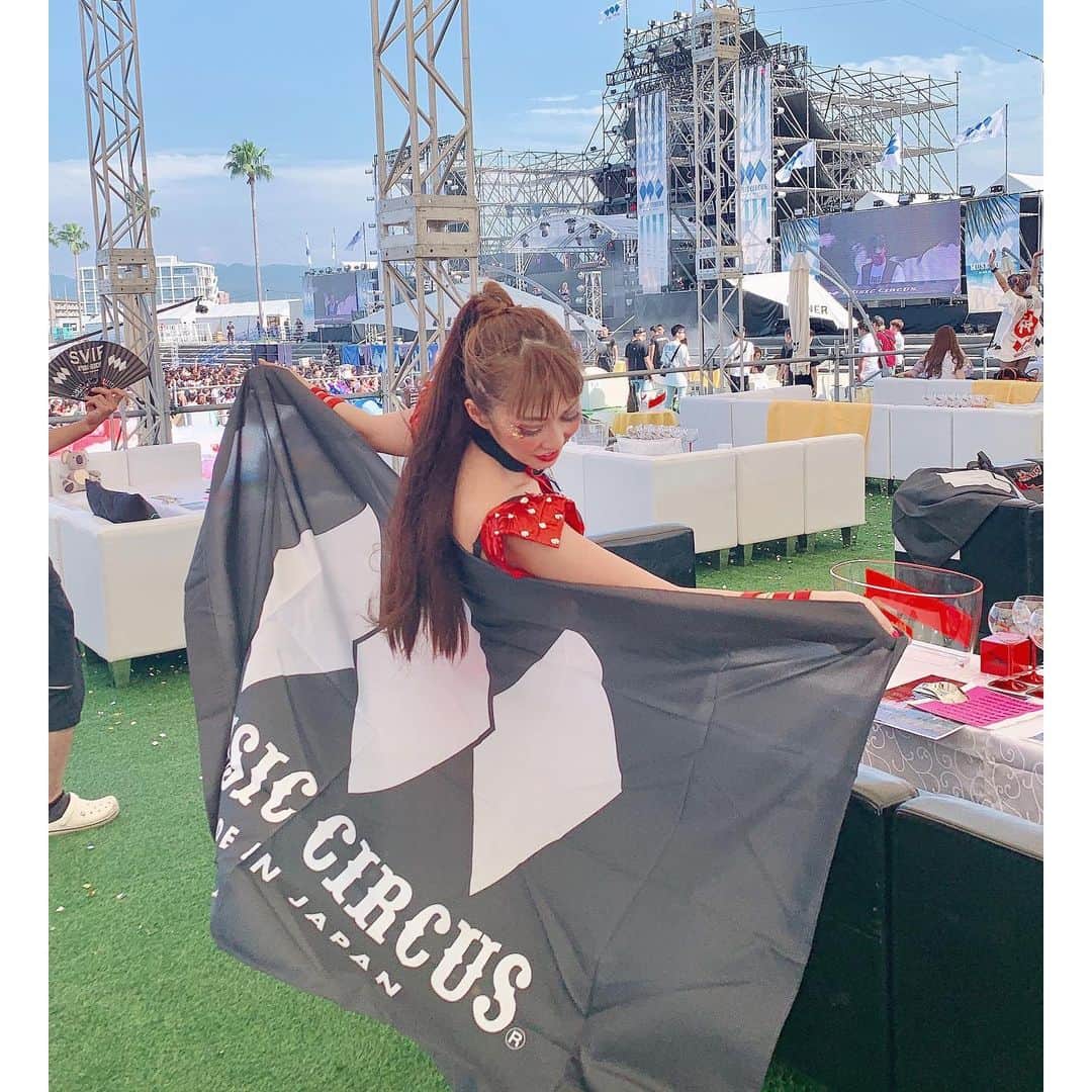のインスタグラム：「See you next year 🙌❤️ @music_circus . . .  #葉月樹里 #soiréeine #ソワレーヌ #musiccircus #ミュージックサーカス #樽井サザンビーチ #野外フェス #alkaloiddancer #alkaloid #アルカロイド」