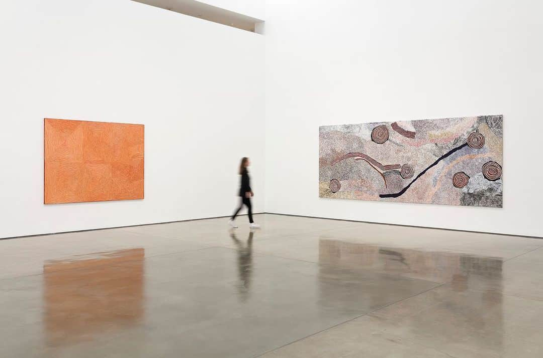 ガゴシアン・ギャラリーさんのインスタグラム写真 - (ガゴシアン・ギャラリーInstagram)「#DesertPainters: Visit "Desert Painters of Australia Part II" at Gagosian, Beverly Hills before it closes on Friday, September 6!  The exhibition occupies both ground-floor galleries, with paintings by three generations of leading Indigenous Australian artists. These compelling paintings that embody ancestral power offer everything from dynamic geometric patterns to topological imagery, channeling diverse conceptions of land, human life, and the passing of time. Learn more via the link in our bio. __________ #Gagosian (1) Artwork, left to right: © George Tjungurrayi/Copyright Agency. Licensed by Artists Rights Society (ARS), New York, 2019; © Bill Whiskey Tjapaltjarri. Photo: Fredrik Nilsen (2) Artwork, left and right: © Ronnie Tjampitjinpa/Copyright Agency. Licensed by Artists Rights Society (ARS), New York, 2019; center: © Warlimpirrnga Tjapaltjarri/Copyright Agency. Licensed by Artists Rights Society (ARS), New York, 2019. Photo: Fredrik Nilsen」9月1日 1時51分 - gagosian