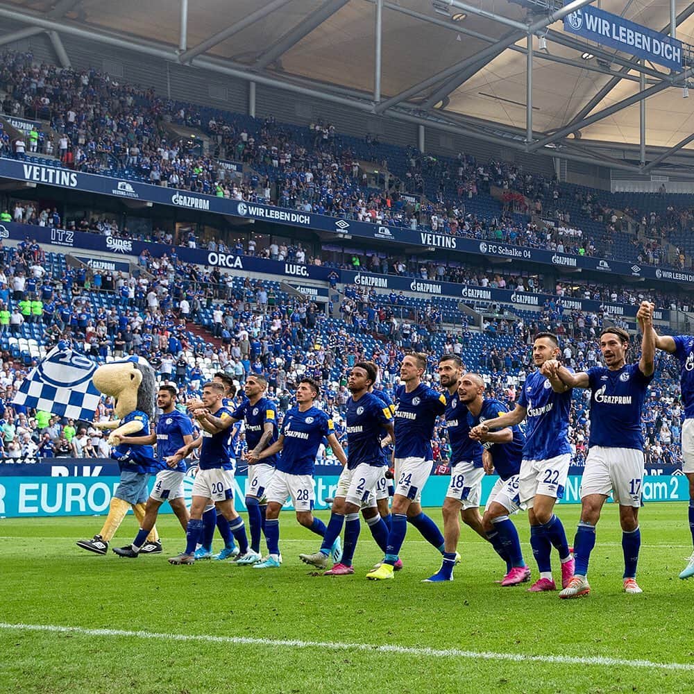 シャルケ04さんのインスタグラム写真 - (シャルケ04Instagram)「Schön, wieder mit euch feiern zu können! 💙 . . Great to celebrate with you again! 💙 . . #S04BSC #Schalke #S04 #Matchday #Football #Soccer #Bundesliga #Knappen #WirLebenDich #🔵⚪️」9月1日 1時51分 - s04
