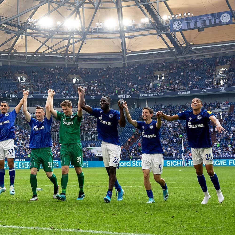 シャルケ04さんのインスタグラム写真 - (シャルケ04Instagram)「Schön, wieder mit euch feiern zu können! 💙 . . Great to celebrate with you again! 💙 . . #S04BSC #Schalke #S04 #Matchday #Football #Soccer #Bundesliga #Knappen #WirLebenDich #🔵⚪️」9月1日 1時51分 - s04