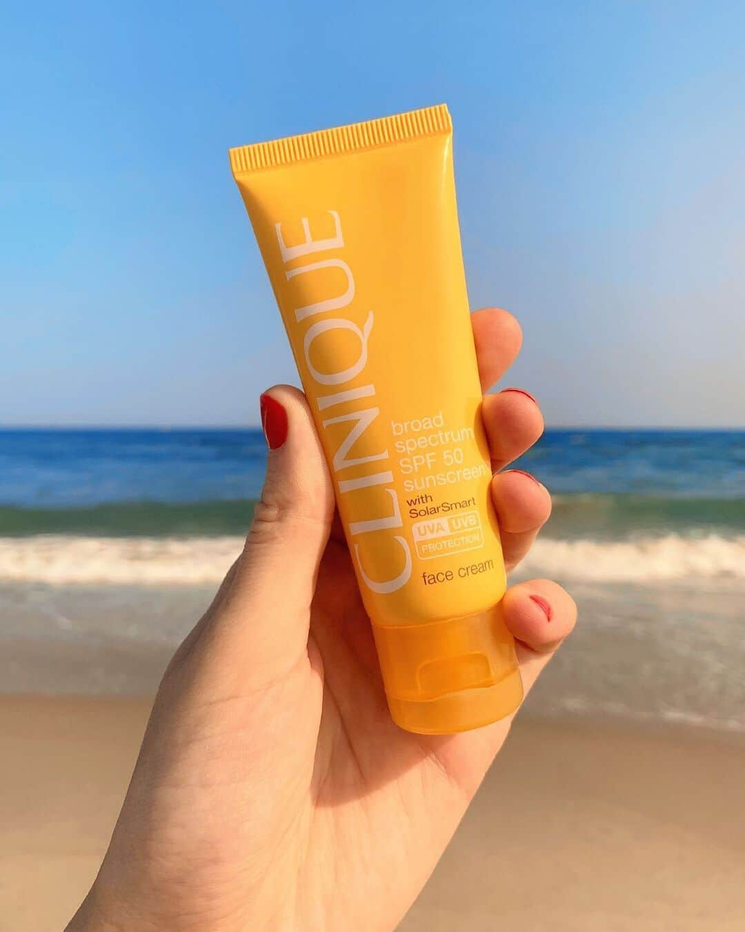 クリニークさんのインスタグラム写真 - (クリニークInstagram)「If you only pack one thing, make it 👆☀️ #Clinique #beauty #skincare #SPF #parabenfree #fragrancefree #happyskin」9月1日 2時06分 - clinique