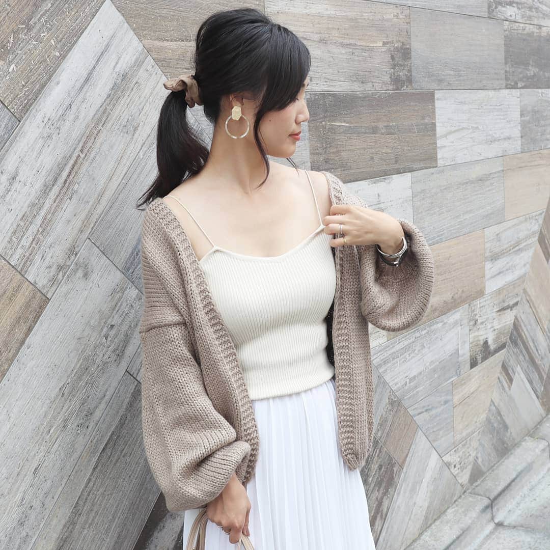 Eri Satoのインスタグラム：「beige×ivory×whiteコーデ · 私の大好きな色だ💕 @titivatejp の #ローゲージニットカーディガン リブキャミに合わせてみたよ ニットカーデはざっくりゆるっとが好き🤗 ちなみにスカートもtitivate。 · こーゆーとき鎖骨の綺麗な人が羨ましい🙄どこにも見当たらない😂 · #ティティベイト#titivate  #titivatestyle#fashion#ootd#outfit#code#coordinate#style#ファッション#コーディネート#コーデ#プチプラ#プチプラコーデ#ママコーデ#シンプルコーデ#mamagirl#locari#ママファッション #partegram#読者モデル#ママモデル #l4like#カジュアル#お洒落さんと繋がりたい#カーディガン#秋服#秋ファッション」
