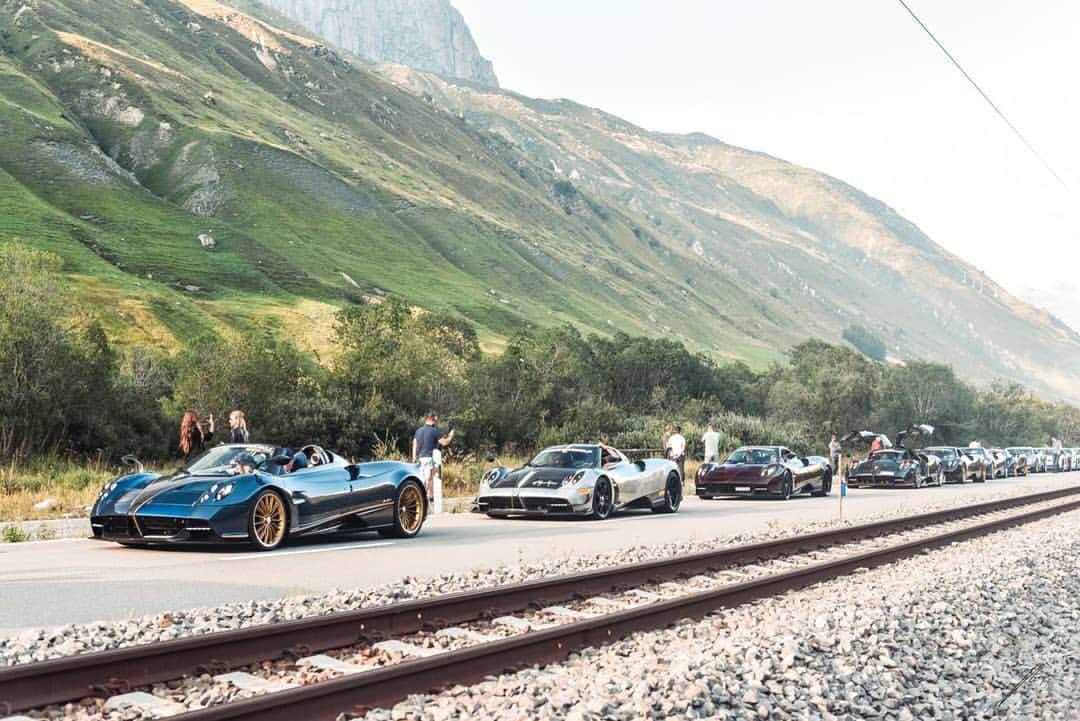 パガーニ・アウトモビリのインスタグラム：「What a special convoy this year at @supercarownerscircle ! Stay tuned for more!  #pagani #soc #supercarownerscircle #andermatt2019 #socevents #zonda #huayra #kesselracing @kessel_ch」