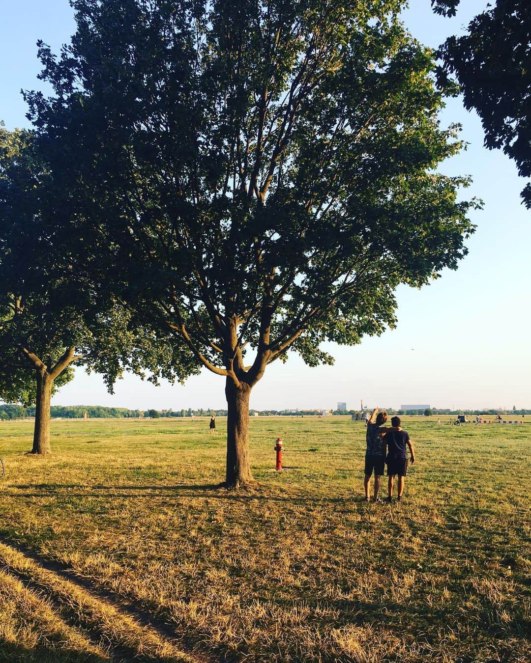 ステファノ・カルーゾのインスタグラム：「A normal Saturday in Berlin 🌳 #Berlin #discovery #nature #relaxing #friends #happydays #happylife #intothewild #ciaobelli」
