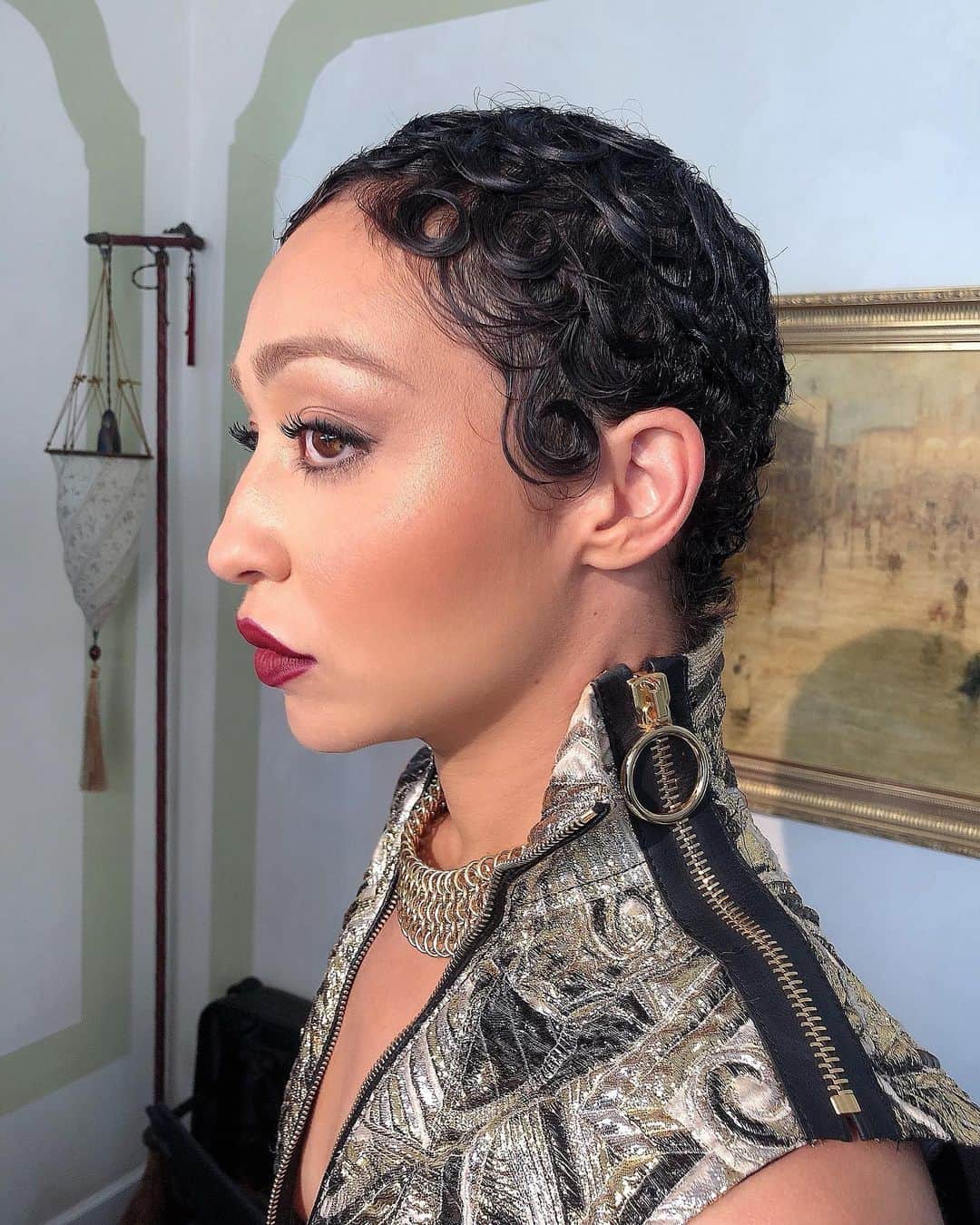 Lacy Redwayさんのインスタグラム写真 - (Lacy RedwayInstagram)「Pin curl bae 😊 ✨ Ruth Negga ✨  Styled by @karlawelchstylist  Makeup @babskymakeup  #HairByLacyRedway #ruthnegga #adastra」9月1日 2時29分 - lacyredway