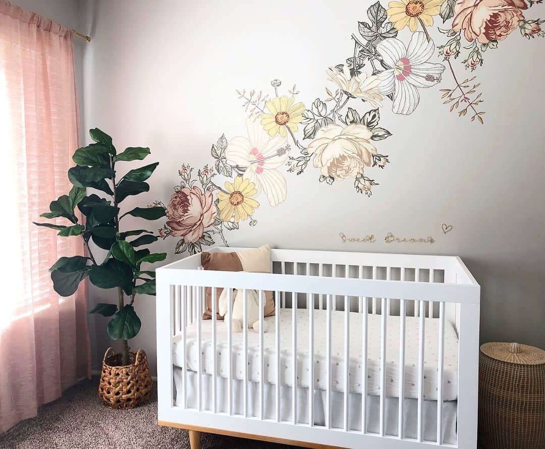 サマンサ・ドロークのインスタグラム：「I am literally counting down the days till baby girls arrival! My level of patience is starting to wear off haha ... but for the meantime I just love sitting in her room and imagining what it will be like to have her here 🥰 We have about 4 weeks to go so this weekend we are getting last minute preparations done, tidying up her room, finishing chores, making that last minute Costco run! Haha ... and packing our hospital bags! What is something you’re glad you did or wish you had done before your babies arrival? #nesting #rockymountaindecals #nursery #babygirl #babytomchik #32days」