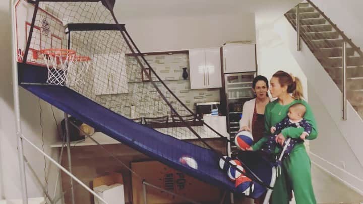 のインスタグラム：「Notttttt a big deal, but this video does in fact confirm that both my undeniable athleticism AND my innate maternal instincts are STILL not enough for someone to want to date me. #thirdsplashbrother」