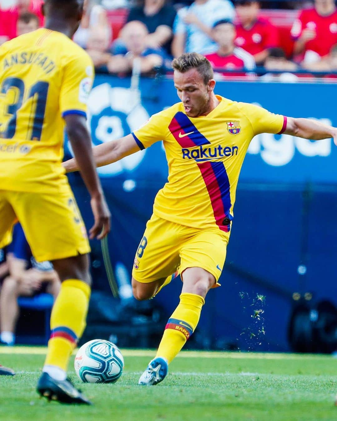 FCバルセロナさんのインスタグラム写真 - (FCバルセロナInstagram)「👏 Congratulations on your first official goal for Barça, @arthurhmelo! 🇧🇷」9月1日 2時54分 - fcbarcelona