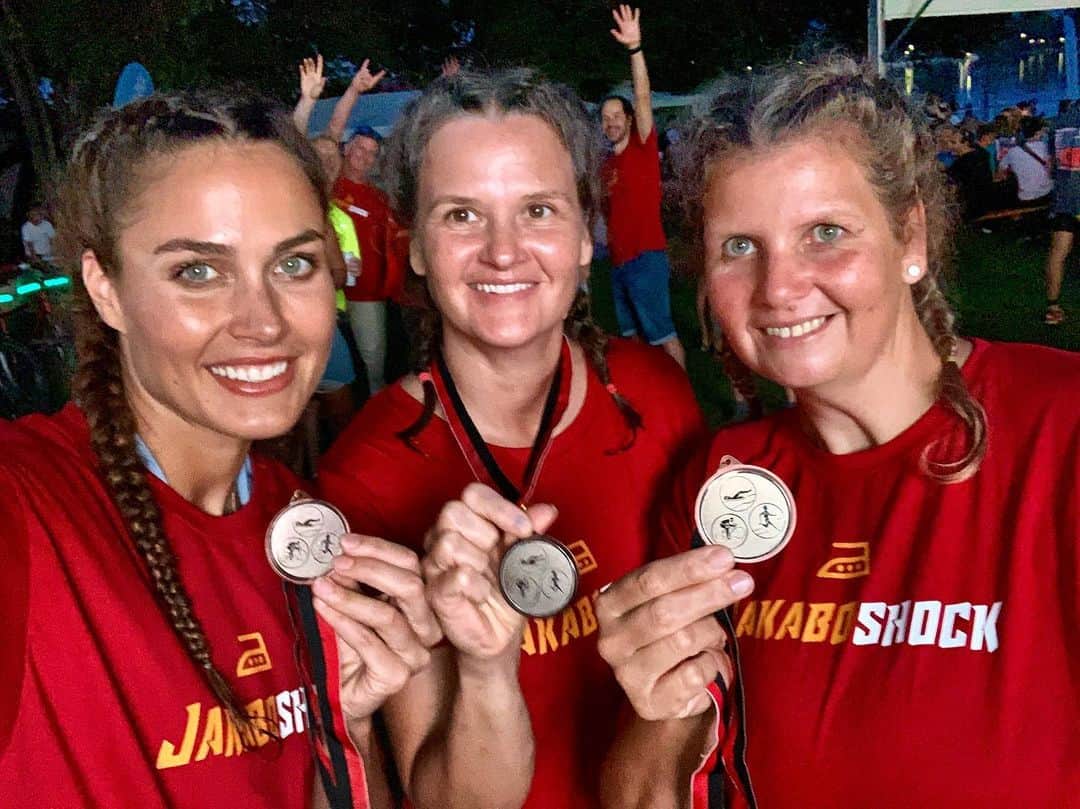 ズザンナ・ヤカボスのインスタグラム：「JAKABOSHOCK! életünk első triatlon versenye és bromzérmesek lettünk! a szurkoló-táborunk sem utolsó! 😁😁 #oldlakeman #triatlon #valto #bronz #familyrelay #proud」