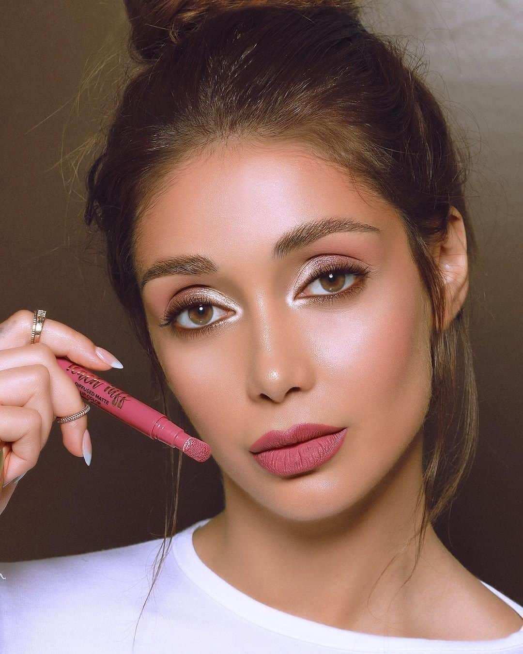 Too Facedさんのインスタグラム写真 - (Too FacedInstagram)「The glow up is real ✨ @elnaz_golrokh wears our Peach Puff Lip Color in shade Boy, Bye!, Crystal Whips Eye Shadow in shades Pop The Bubbly! & Totally Whipped, and Born This Way Super Coverage Concealer in shade Warm Beige. #regram #toofacedambassador #toofaced」9月1日 3時05分 - toofaced