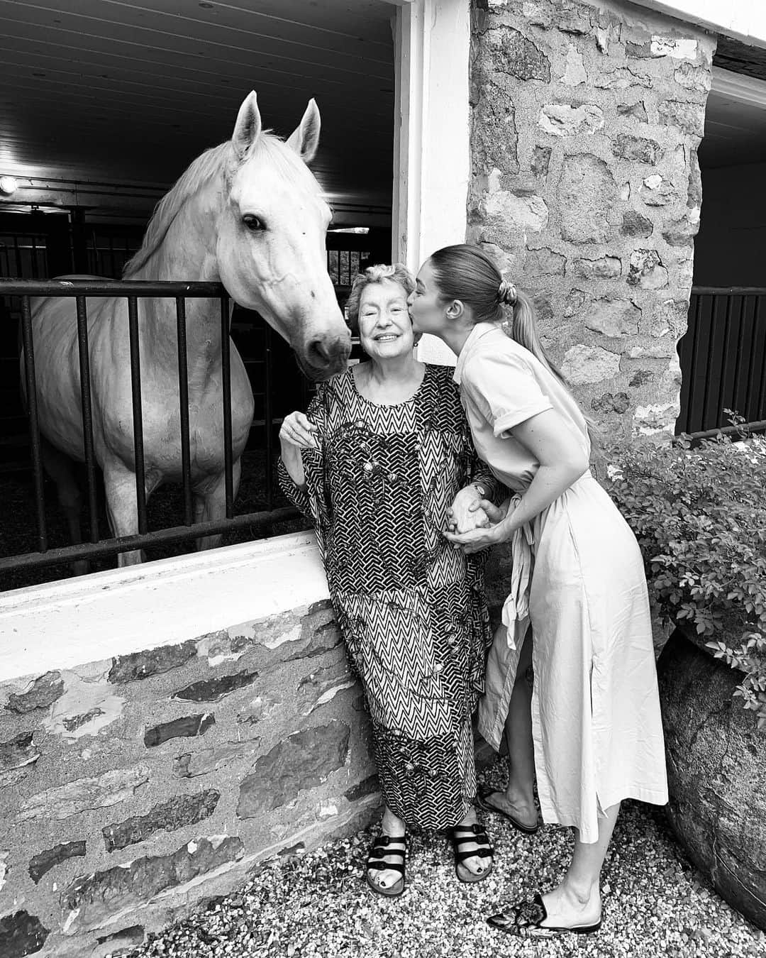 ジジ・ハディッドさんのインスタグラム写真 - (ジジ・ハディッドInstagram)「OUR QUEEN ANGEL fought cancer six times in her life with courage, strength, and grace while being the greatest mother and grandmother. She is an honorable guide we will carry with us forever. We love you more than words, our beautiful wonderful Oma.」9月1日 3時17分 - gigihadid