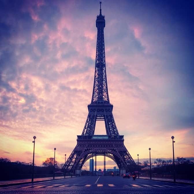 アレクシマビーユのインスタグラム：「Back home @alexismabille #parismonamour #paris #eiffeltower #sunset #readyforfashionweek #alexismabille」
