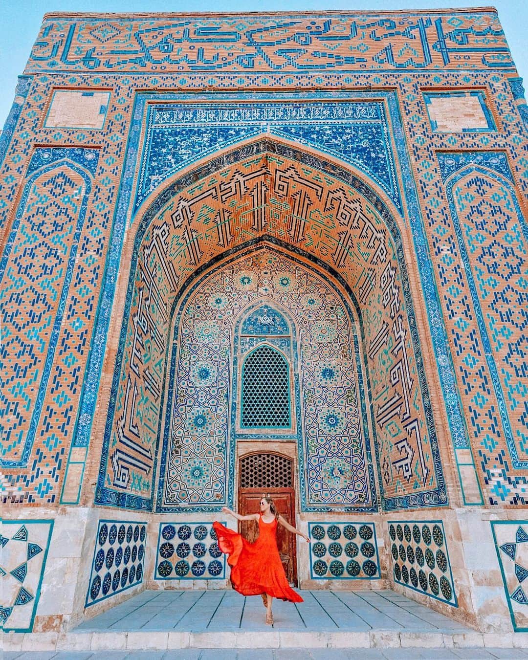 Izkizのインスタグラム：「The Mausoleum of Khawaja Ahmed Yasawian, an incredible UNESCO World Heritage Site in Turkistan, Kazakhstan 🕌 . Originally built in the 12th century upon the death of Khoja Ahmed Yasawi, the great poet and regional leader of Sufism, the mausoleum was replaced in 1389 when the conqueror Timur commissioned a new structure to be erected. #jastarjyly #openqazaqsta #southqazaqstan #kazakhstan #AD 🇰🇿」