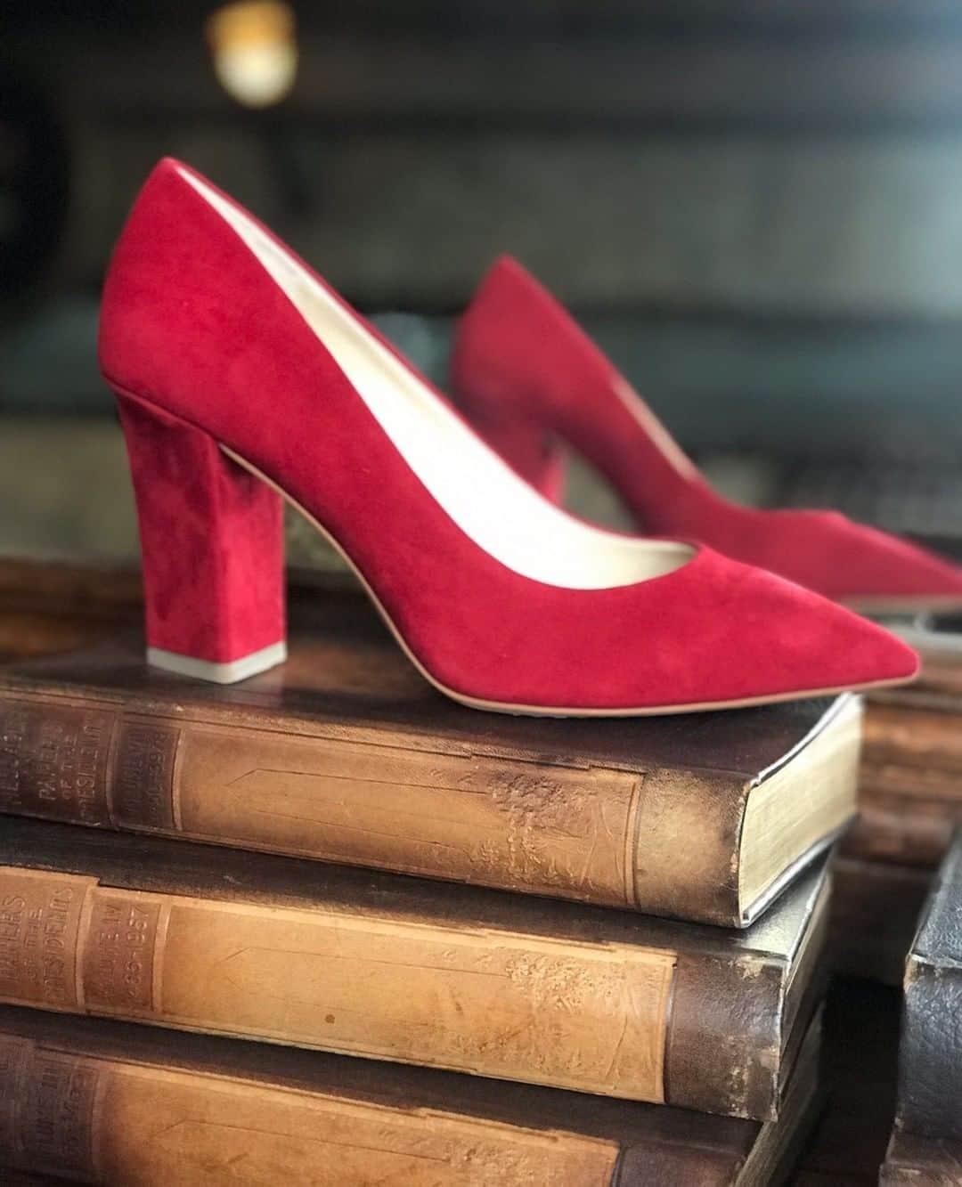 ヴィンスカムートさんのインスタグラム写真 - (ヴィンスカムートInstagram)「A pop of red to invigorate any look! Scoop up the brand-new Candera pump. #givememore #fallprep」9月1日 3時20分 - vincecamuto