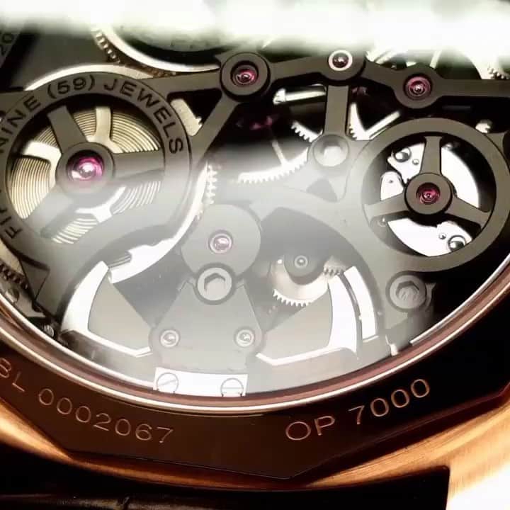 パネライのインスタグラム：「Close up action of the #Panerai #PAM600 Carillon minute Repeater Tourbillon. 1st video showing the hammers from the case back and the second is the patented Tourbillon cage which rotates 2 times a minute.  Can you figure out the time? Videos by buddy @thegrailwatch #PaneraiCentral」