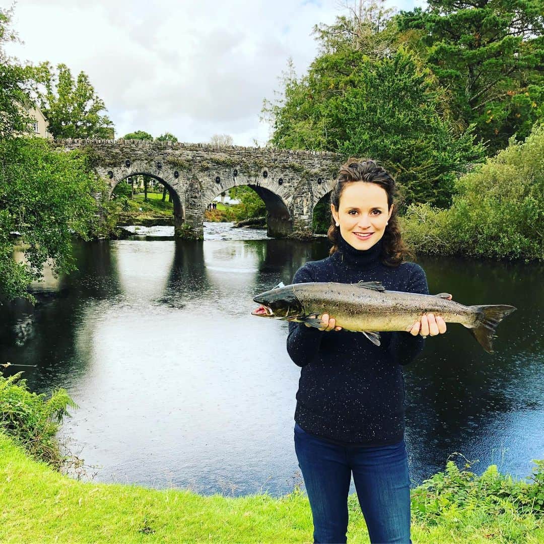 サーシャ・コーエンさんのインスタグラム写真 - (サーシャ・コーエンInstagram)「... and we caught a salmon. Thank you @glieberthal for taking one for the team. 🙈😊☘️🐟 #fishing #adventures #ireland #kenmare」9月1日 3時30分 - sashacohennyc