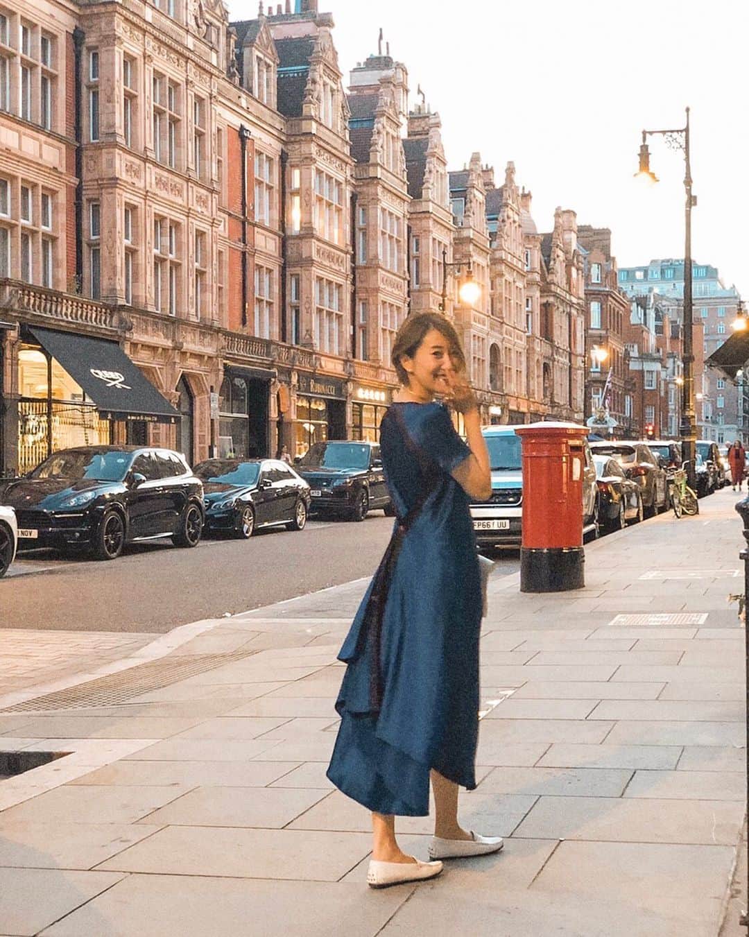 花井瑠美のインスタグラム：「London🇬🇧 なんでこんなに建物全て可愛いの❤︎ 特に白と茶のコントラストが最高に可愛い💕 イギリスは土地だから国のものだからこそ街並みが本当に綺麗。 流石階級社会、英国。  #london#travel#england🇬🇧 #ヨーロッパ旅行#ロンドン#英国 #街並みsnap#classic」