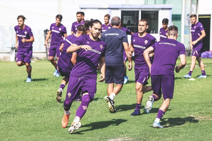 ACFフィオレンティーナさんのインスタグラム写真 - (ACFフィオレンティーナInstagram)「‪🇮🇹 La rifinitura dei viola prima della partenza per Genova 💪🏻⚽️ ‬| 🇺🇸 Last session before setting off for Genoa 💪🏻⚽️ ‪#ForzaViola ‬ ‪#GenoaFiorentina ‬」9月1日 3時51分 - acffiorentina