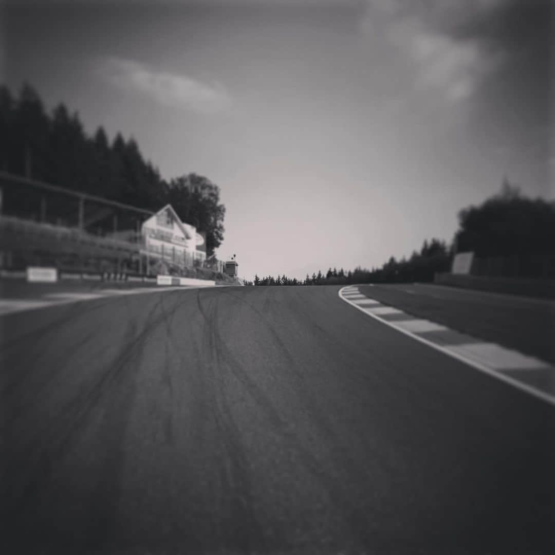 山本尚貴のインスタグラム：「モータースポーツに興奮と感動がある反面改めてこのスポーツが危険であり“絶対”はないんだなと。ご本人とそのご家族、そして関係者の無念さと心痛を察すると…言葉にならないですね。 この仕事、スポーツに携わる者としてより一層の覚悟を持って戦いに挑まなくてはいけない。 辛いけど、これが僕の選んだ道だから。  とにかく今は彼のご冥福をお祈りします。 . Rest in place Mr.Hubert.」