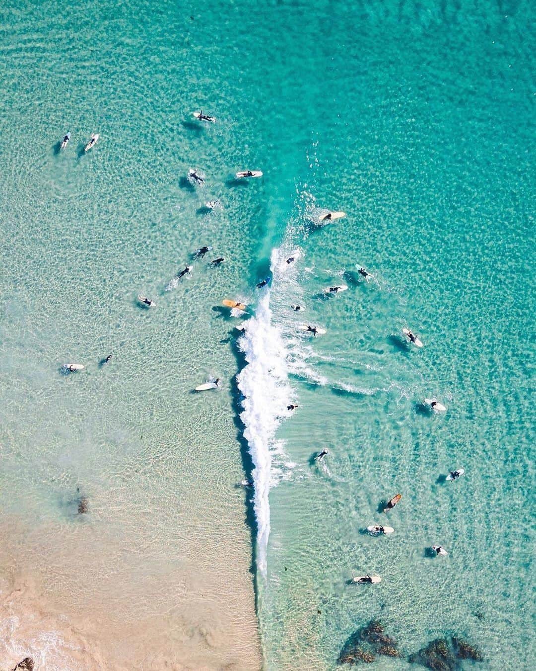 Australiaさんのインスタグラム写真 - (AustraliaInstagram)「Gather around for a party wave! 🌊 @charlieiphotography saw some eager #surfers at one of @visitnsw’s top surf spots in #ByronBay, just over an hour’s flight from @sydney. Catch a wave with the locals by hiring a board or taking a lesson with @soulsurfschool, @letsgosurfingaustralia or @blackdog_surfschool; you’ll blend in with the locals in no time.  #seeaustralia #newsouthwales #travel #surf #thegreatoutdoors」9月1日 4時00分 - australia