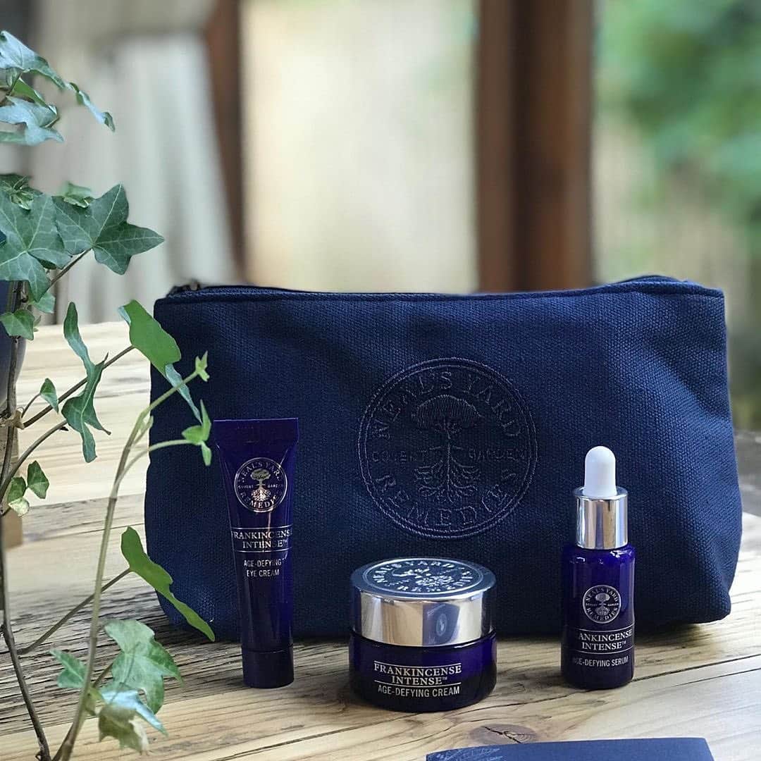 Neal's Yard Remediesさんのインスタグラム写真 - (Neal's Yard RemediesInstagram)「We love this snap of our new Skincare Kit by @nealsyardkerry 💙 How do you know if our Frankincense Intense™ products are right for you? Trial the collection in our new Frankincense Intense™ Age-Defying Skicare Kit if you're looking to: ✅ Smooth: Using a 3-Peptide Complex, it smooths fine lines ✅ Plump: Using gardenia stem cells and sodium hyaluronate, which is known as the ‘moisture magnet’! ✅ Use the therapeutic aroma of frankincense to promote a moment of mindfulness」9月1日 4時02分 - nealsyardremedies