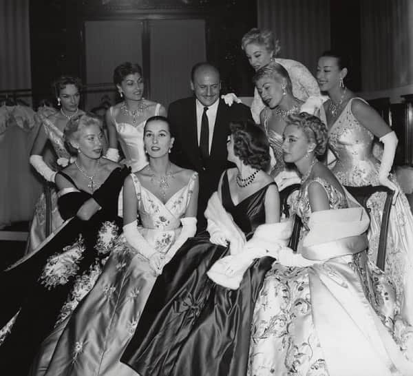 オリヴィエ・ルスタンさんのインスタグラム写真 - (オリヴィエ・ルスタンInstagram)「So this is the Balmain Army of 1950 🖤  Mr Balmain being surrounded by his ladies in Paris 🇫🇷」9月1日 4時04分 - olivier_rousteing