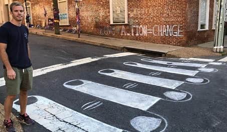 CNNさんのインスタグラム写真 - (CNNInstagram)「This Charlottesville, Virginia, intersection was the scene of a hate crime in 2017. Now, it’s a symbol of unity. Artist and Charlottesville native Jake Van Yahres on Friday grabbed some white chalk and transformed the spot where two years ago a man drove his car into a crowd of counter-protesters at a white nationalist rally, killing 32-year-old Heather Heyer. Van Yahres said he came up with the idea of interlaced fingers to symbolize people of different races coming together. “I've been looking at that crosswalk for about a year trying to figure out what I could do with it as an artist," he said. "Like what if we could turn the message around in some way?" (📸: Jake Van Yahres)」9月1日 4時08分 - cnn