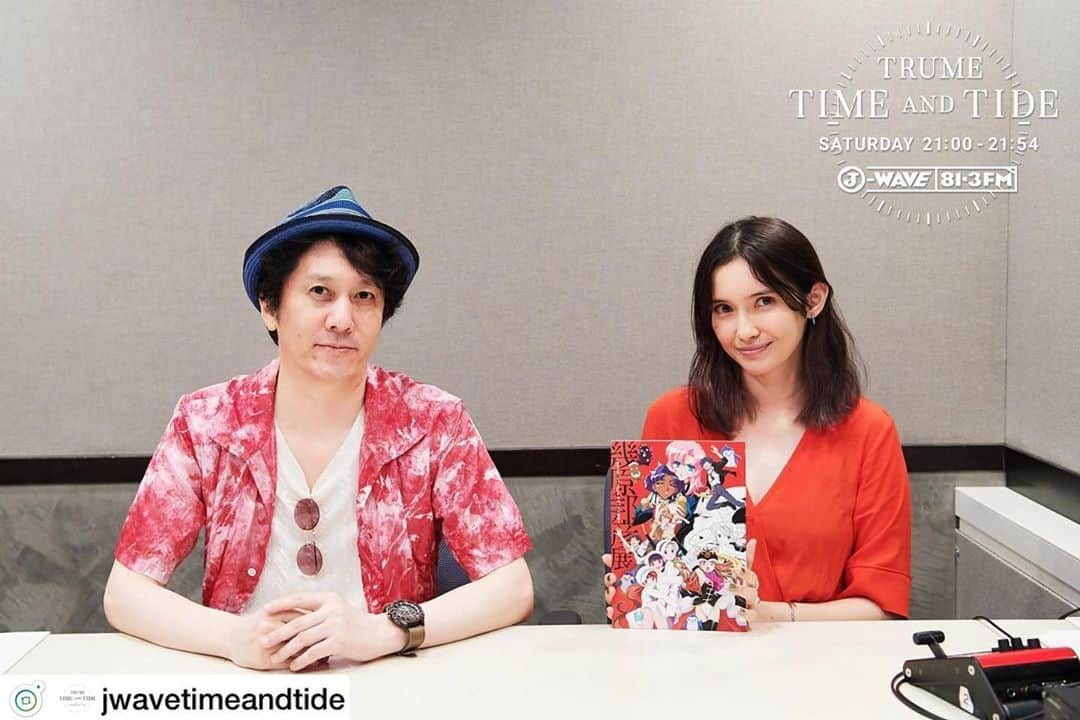 市川紗椰（ファンアカウント）さんのインスタグラム写真 - (市川紗椰（ファンアカウント）Instagram)「「TRUME TIME AND TIDE」 今夜のゲストは アニメーション監督の幾原邦彦さん📺🎥🥒🎶 . 『少女革命ウテナ』『輪るピングドラム』『ユリ熊嵐』『さらざんまい』などの オリジナル・アニメ作品を通じて中毒性の高い「くり返しの表現」や 独特の「止め絵」といった表現にまつわることから、 音楽やキャラクター造形に至るまで、イクニワールドのあれこれについて、 そして幾原さんの過去・現在・未来に迫ります‼️ . 幾原さんのファンである市川さんは収録後にサインをして頂きました🙇💕 #jwave #TAT813 #市川紗椰 #trume #EPSON #土曜日夜9時スタート #アニメーション監督 #アニメ #幾原邦彦 #テレビ #映像 #さらざんまい #少女戦士ウテナ #輪るピングドラム #ユリ熊嵐 #リスナー #メール #紹介 #市川への質問募集中‼️ #radikoで聞けるよ📱」9月1日 4時18分 - saya_ichikawa_photo