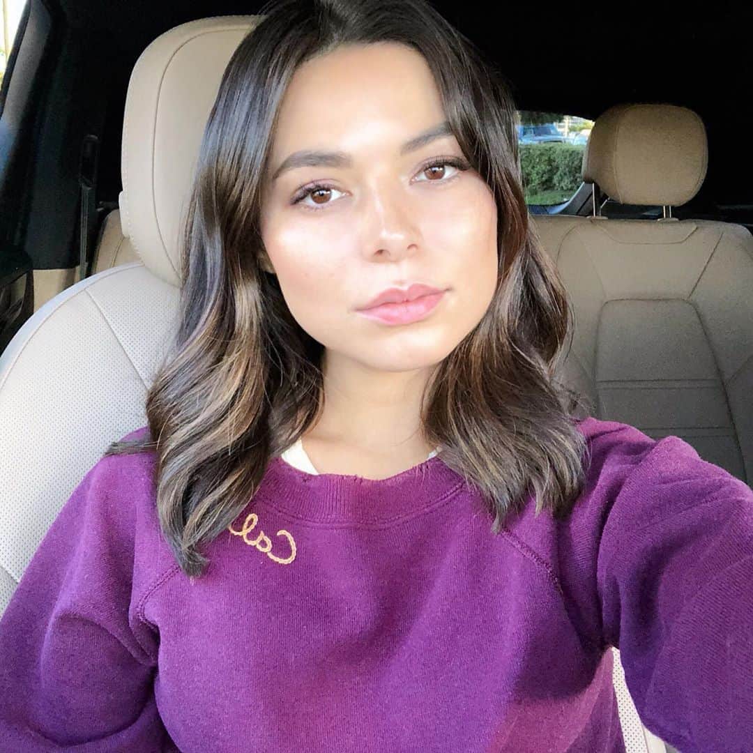 ミランダ・コスグローヴのインスタグラム：「Got my sweater on in the 100 degree heat」