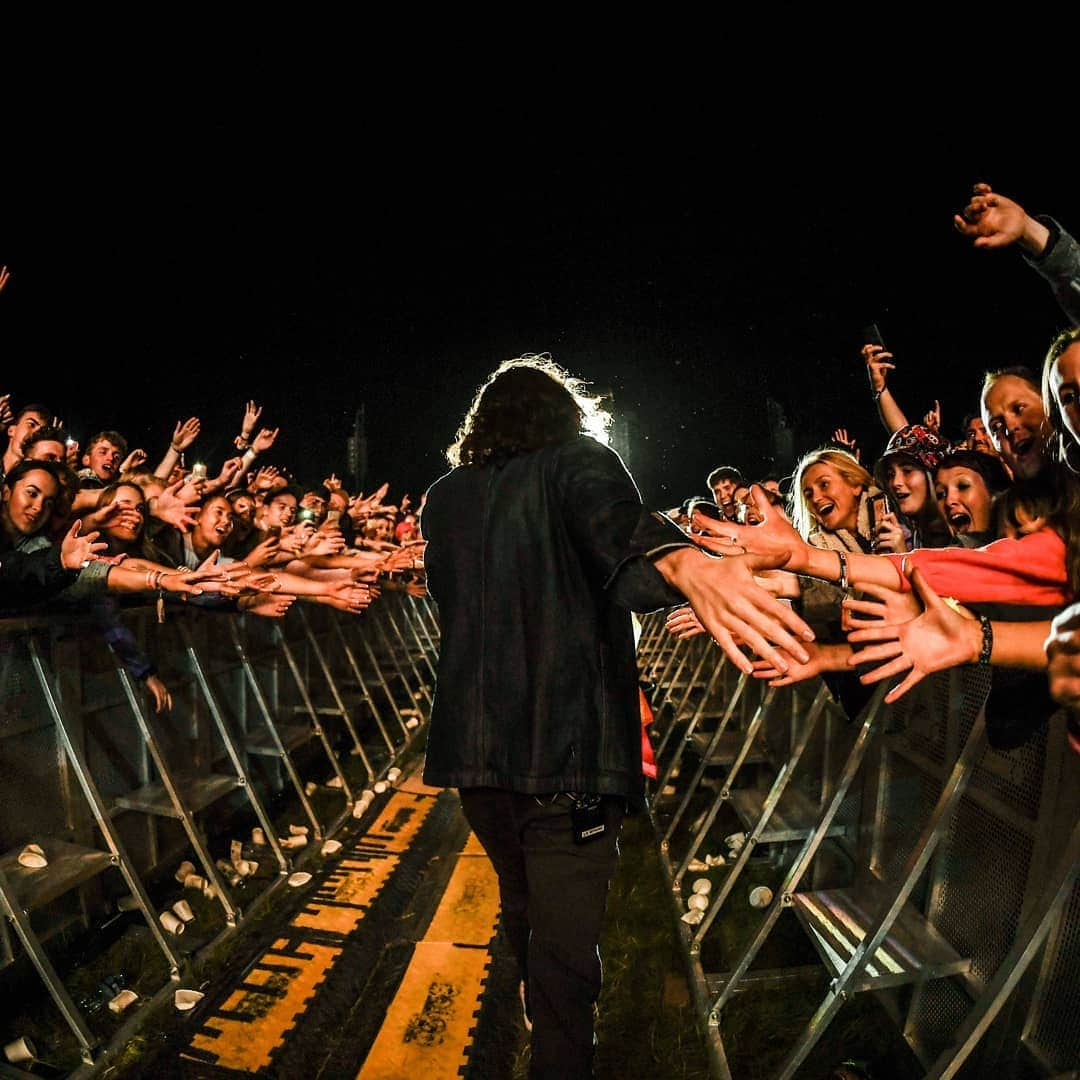 ホージアさんのインスタグラム写真 - (ホージアInstagram)「Words can't do it justice. To be home, to be headling @EPfestival. To be among such incredible homegrown talent, to play to a crowd like that. To feel that support, to have the rain kept at bay. Thank you so much for last night 🖤🇮🇪🖤 📸 @ruthlessimagery」9月1日 4時30分 - hozier