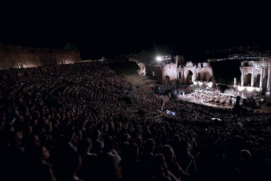 アンドレア・ボチェッリさんのインスタグラム写真 - (アンドレア・ボチェッリInstagram)「. 1st night at Teatro Antico in #Taormina, #Sicily . ph: Lorenzo Montanelli」9月1日 4時37分 - andreabocelliofficial