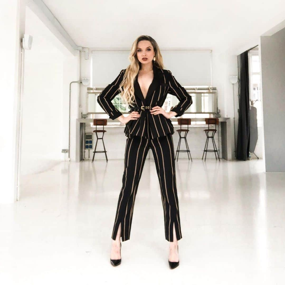 エム・フォードさんのインスタグラム写真 - (エム・フォードInstagram)「Never apologise for being a powerful woman 💁🏼‍♀️. ⠀⠀⠀⠀⠀⠀⠀ ⠀⠀⠀⠀⠀⠀⠀ ⠀⠀⠀⠀⠀⠀ Jumpsuit: @mrselfportrait  Belt: @ysl  Heels: @louboutinworld  Hair extensions: @easilockshair  Attitude: always Self love: endless.  #mypaleskinblog #girlboss #redefinepretty」9月1日 4時41分 - mypaleskinblog