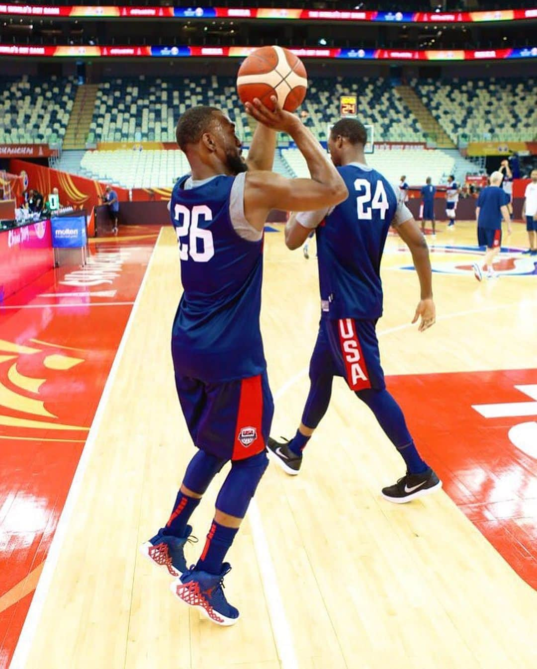 NBAさんのインスタグラム写真 - (NBAInstagram)「The @usabasketball #USABMNT opens up @fibawc action vs. @ceskybasketbal at 8:30am/et in Shanghai! #FIBAWC #WorldGotGame」9月1日 15時46分 - nba