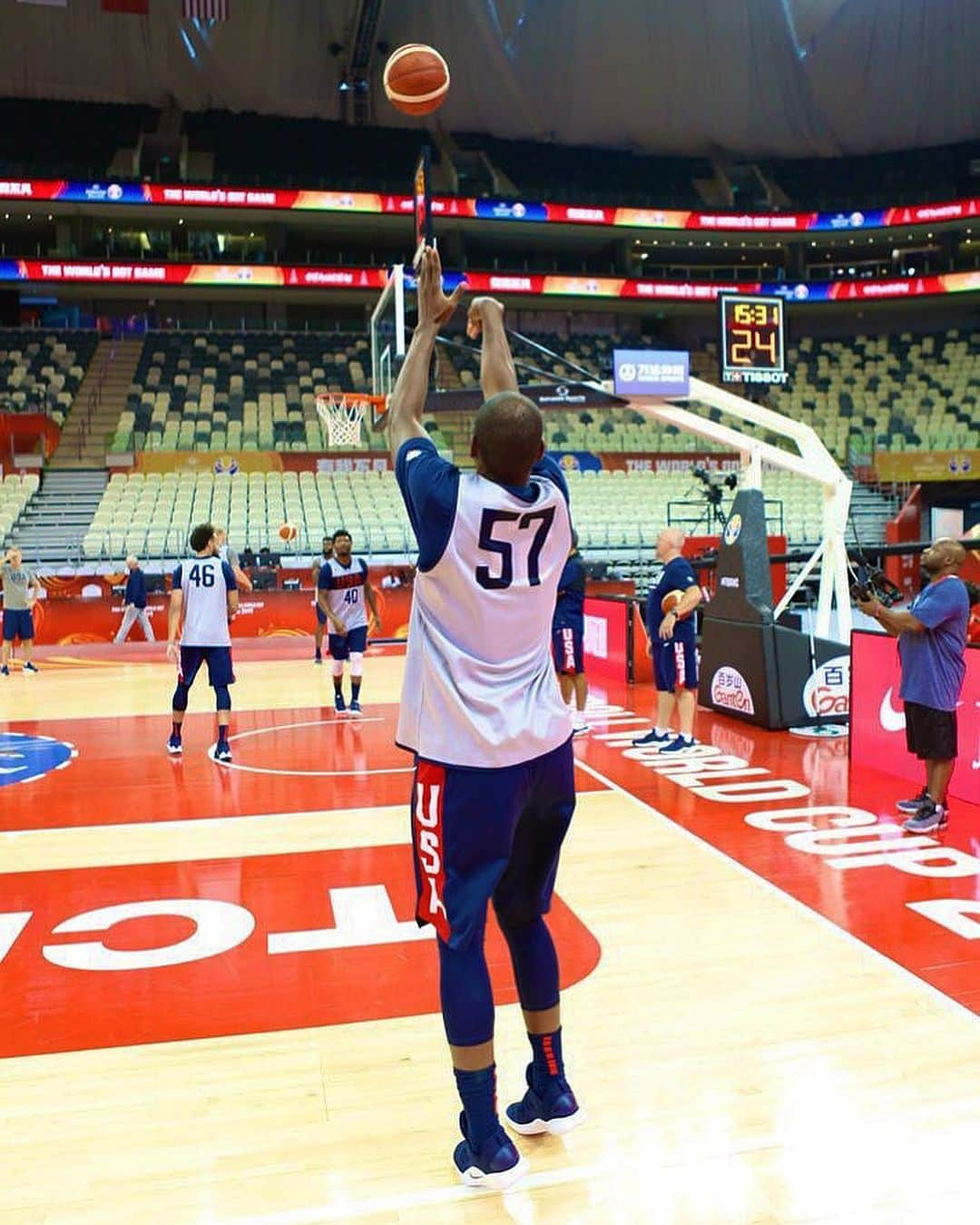 NBAさんのインスタグラム写真 - (NBAInstagram)「The @usabasketball #USABMNT opens up @fibawc action vs. @ceskybasketbal at 8:30am/et in Shanghai! #FIBAWC #WorldGotGame」9月1日 15時46分 - nba