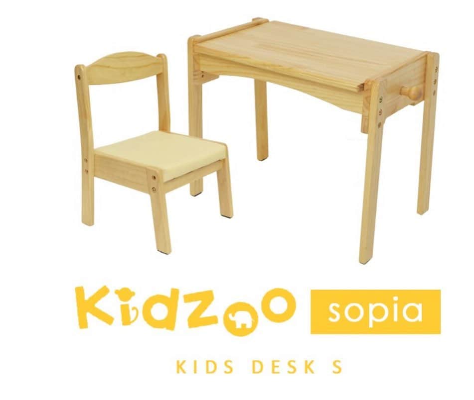 kidzoo+のインスタグラム：「デスク、チェア共に高さ調節機能を備え、お子様の成長に合わせて天板と座面を 最適な高さに調節することができます。疲れにくい正しい姿勢が自然と身に付き集中力 が持続するようになります。 スタッキング機能も備えていますので、使用しないときはクローゼットの中やお部屋の ちょっとしたスペースにスッキリと重ねて収納することができます。  キッズデスクにイームズキッズチェアを組み合わせるととても可愛くなります。  キッズデスクは、店舗にて1台限定でアウトレット価格にて販売中。 ------------------------------- 【Kidzoo  ソピアキッズデスクSサイズ SKD-350 】 【Kidzoo  ソピアキッズチェア KNN-C】 ---------------------------------------- 商品の詳細はプロフィールのURLからご覧いただけます！☛ @kidzooplus .  #kidzooplus #kidzoo #子供用家具 #キッズデスク #名古屋市名東区 #学習 #アウトレット家具 #子供部屋 #お買い得 #イームズチェア」