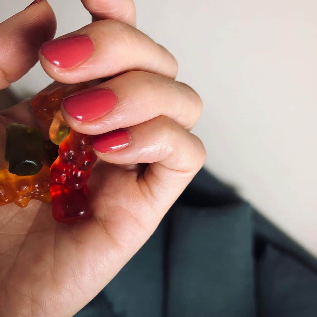 大桑マイミのインスタグラム：「美味しそうなジューシーなローズピンクにネイルチェンジ💅日焼けした肌がパッと明るい手元になりました。 睫毛はミンクラッシュにしてもらいました。 軽くて自然な付け心地仕上がりもとってもナチュラルでも華やか。 @salonbdaikanyama  午前ね早めの時間から予約もとれるので助かります！！ #ネイル #ミンクラッシュ」