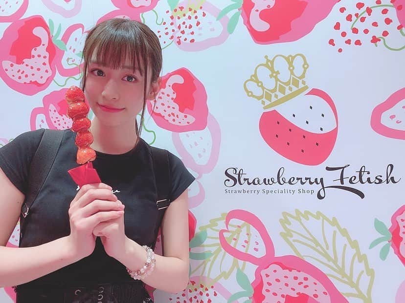 内木志のインスタグラム：「🍓🍓🍓🍓🍓🍓 念願のイチゴ飴 パリパリで美味しかった💕 🍓🍓🍓🍓🍓🍓 #109 #渋谷」