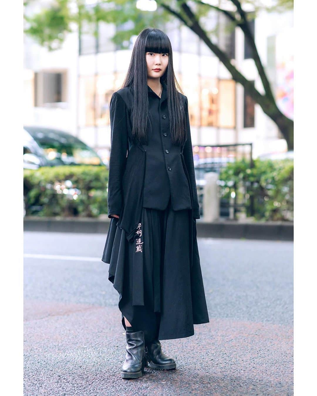 Harajuku Japanさんのインスタグラム写真 - (Harajuku JapanInstagram)「19-year-old Japanese student and musician Kana (@waitress___) on the street in Harajuku wearing a minimalist monochrome style by Japanese legend Yohji Yamamoto with Dr. Martens boots.」9月1日 14時29分 - tokyofashion