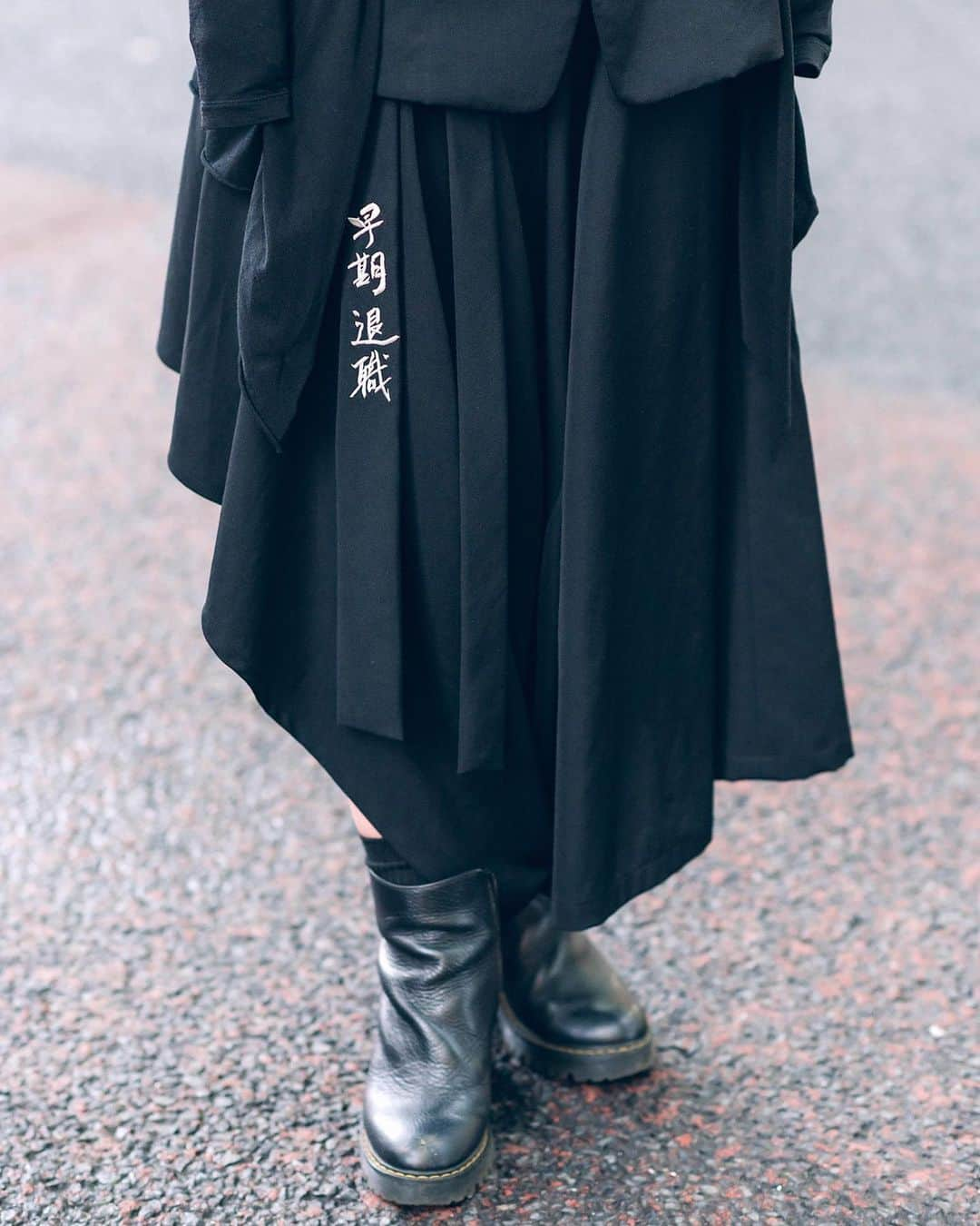 Harajuku Japanさんのインスタグラム写真 - (Harajuku JapanInstagram)「19-year-old Japanese student and musician Kana (@waitress___) on the street in Harajuku wearing a minimalist monochrome style by Japanese legend Yohji Yamamoto with Dr. Martens boots.」9月1日 14時29分 - tokyofashion